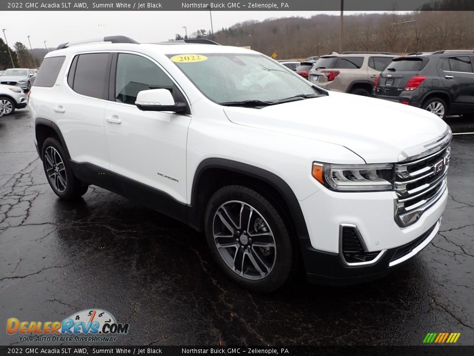 Front 3/4 View of 2022 GMC Acadia SLT AWD Photo #9