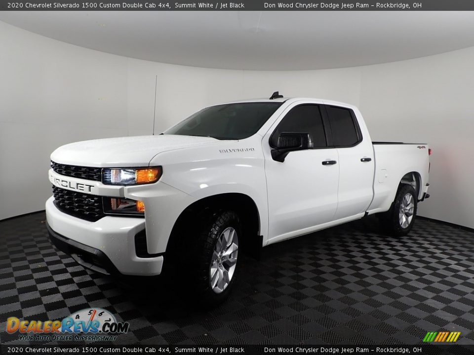 Front 3/4 View of 2020 Chevrolet Silverado 1500 Custom Double Cab 4x4 Photo #5