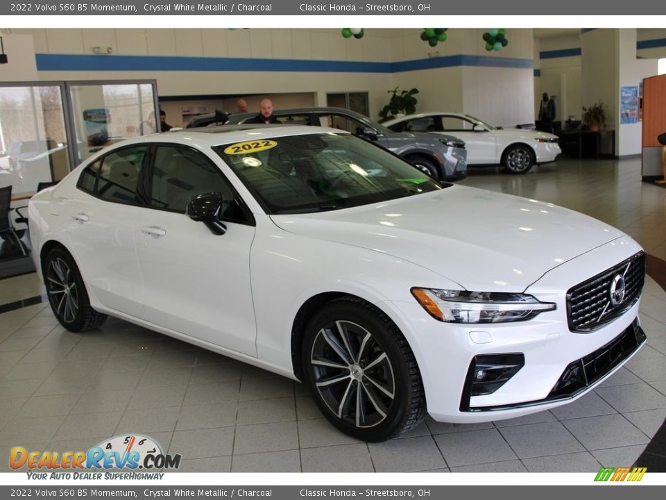 Front 3/4 View of 2022 Volvo S60 B5 Momentum Photo #3