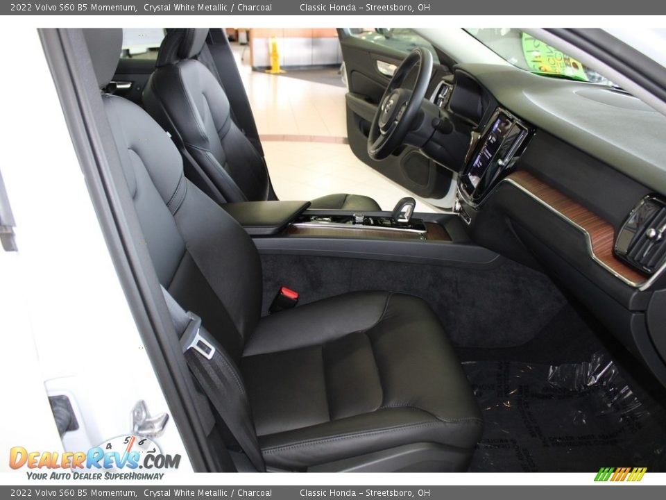 2022 Volvo S60 B5 Momentum Crystal White Metallic / Charcoal Photo #16