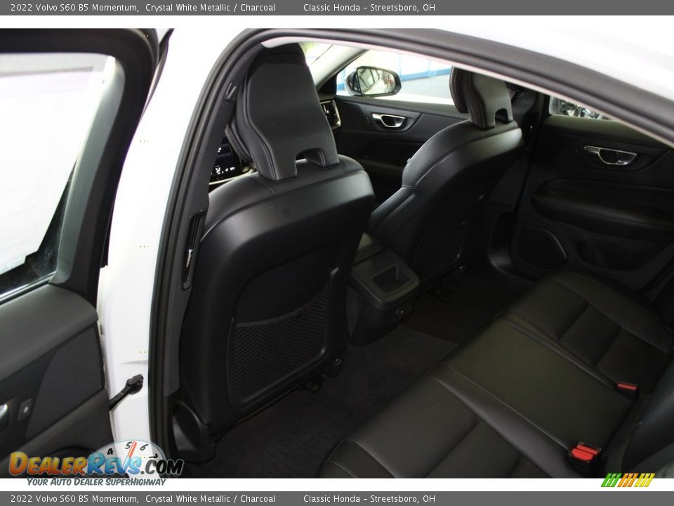2022 Volvo S60 B5 Momentum Crystal White Metallic / Charcoal Photo #24