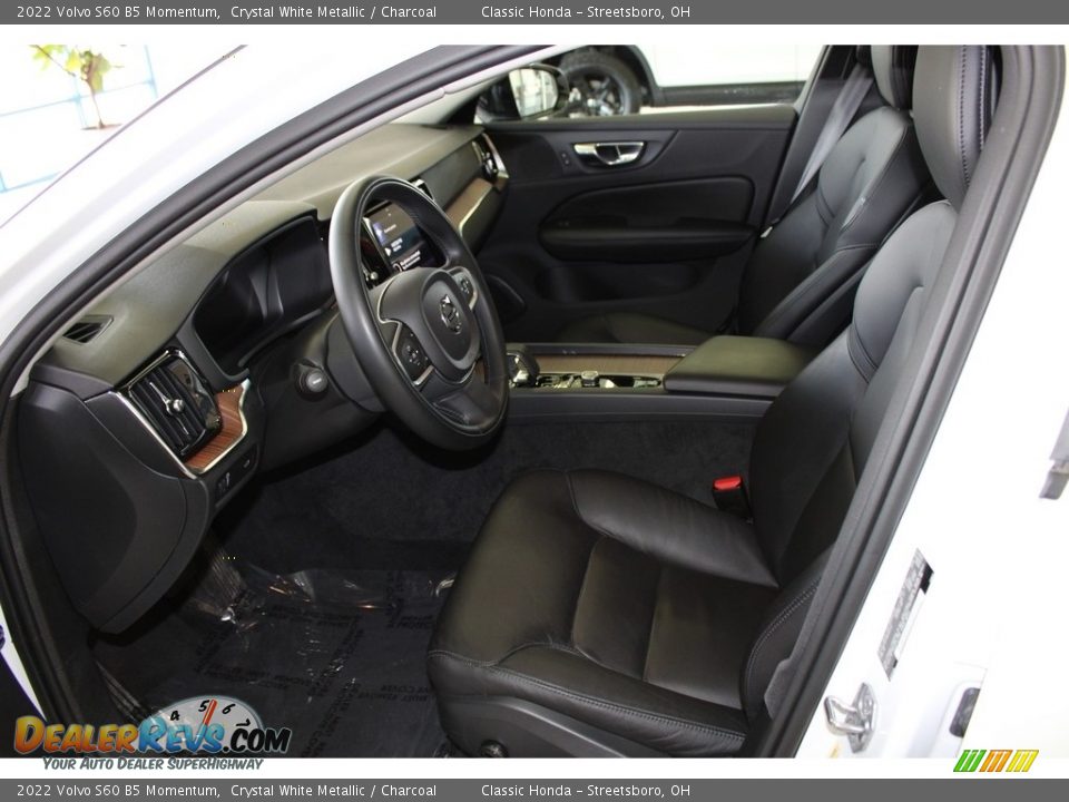 2022 Volvo S60 B5 Momentum Crystal White Metallic / Charcoal Photo #28