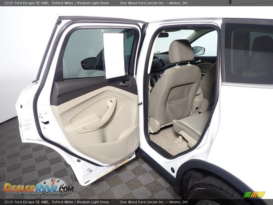 2015 Ford Escape SE 4WD Oxford White / Medium Light Stone Photo #31