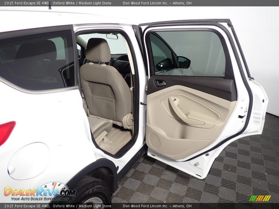 2015 Ford Escape SE 4WD Oxford White / Medium Light Stone Photo #33
