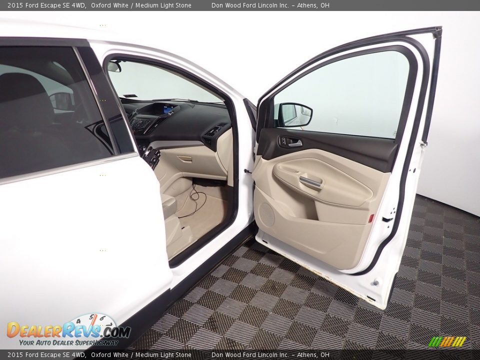 2015 Ford Escape SE 4WD Oxford White / Medium Light Stone Photo #35