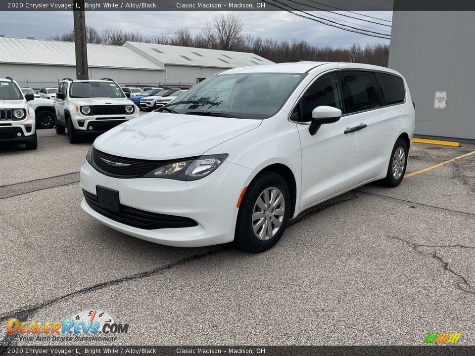Front 3/4 View of 2020 Chrysler Voyager L Photo #9
