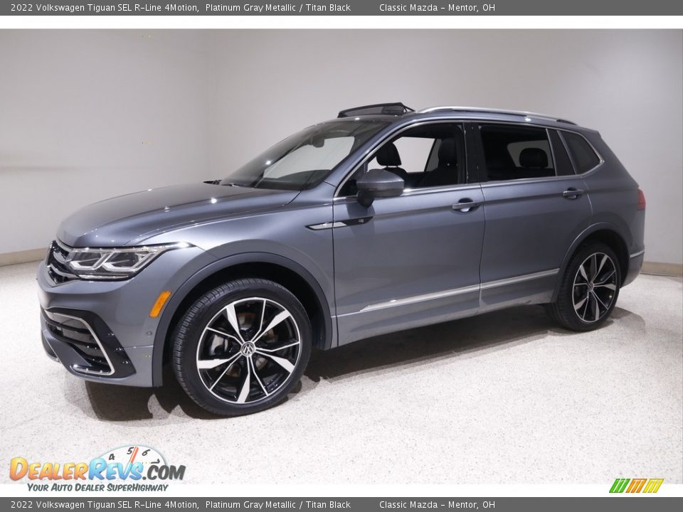 Front 3/4 View of 2022 Volkswagen Tiguan SEL R-Line 4Motion Photo #3