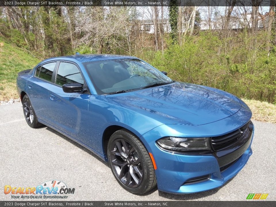 Front 3/4 View of 2023 Dodge Charger SXT Blacktop Photo #4