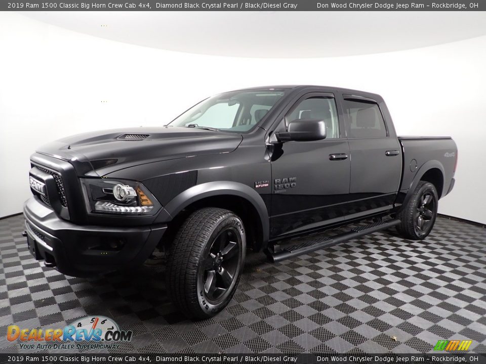 Front 3/4 View of 2019 Ram 1500 Classic Big Horn Crew Cab 4x4 Photo #5