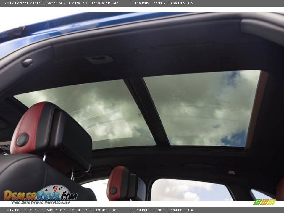 Sunroof of 2017 Porsche Macan S Photo #18