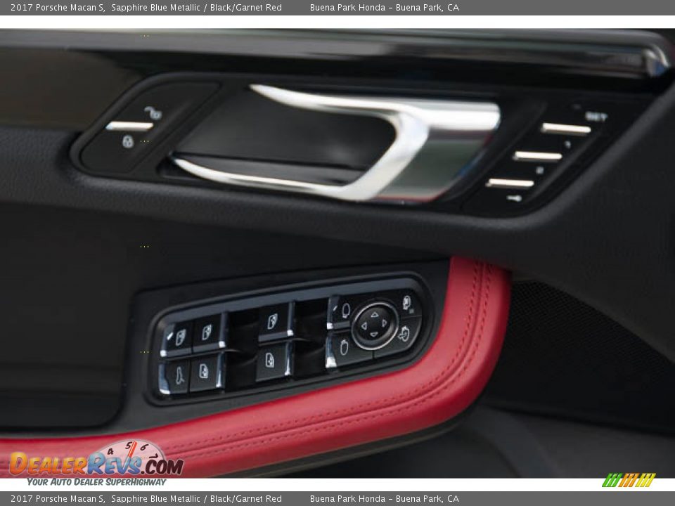 Door Panel of 2017 Porsche Macan S Photo #29