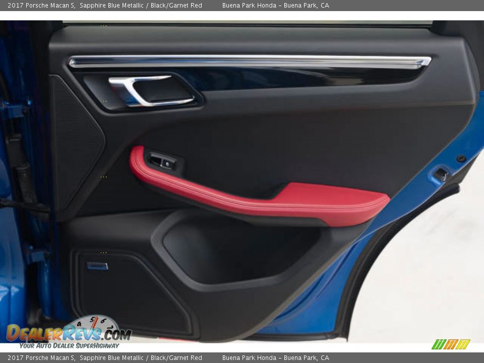 Door Panel of 2017 Porsche Macan S Photo #32