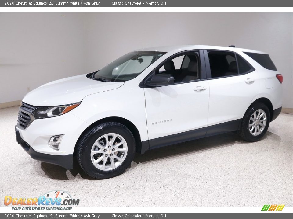 Front 3/4 View of 2020 Chevrolet Equinox LS Photo #3