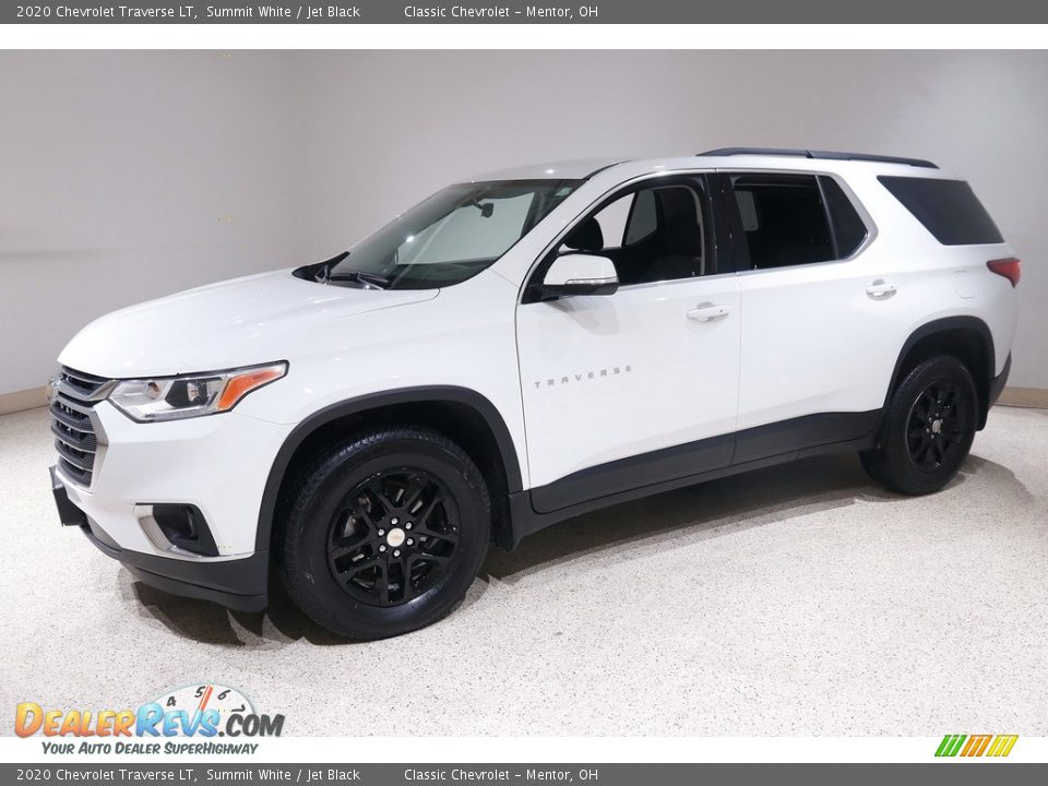 Front 3/4 View of 2020 Chevrolet Traverse LT Photo #3