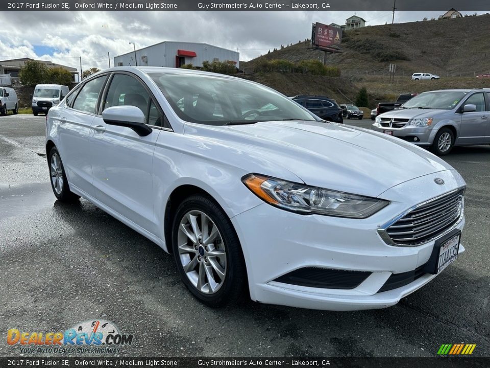 2017 Ford Fusion SE Oxford White / Medium Light Stone Photo #1