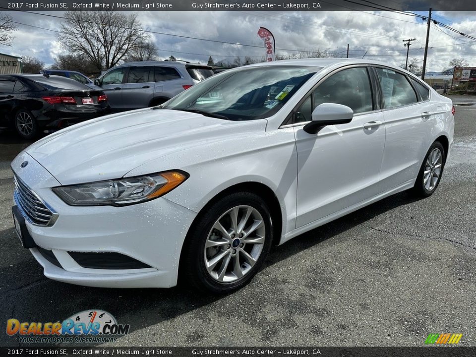 2017 Ford Fusion SE Oxford White / Medium Light Stone Photo #3