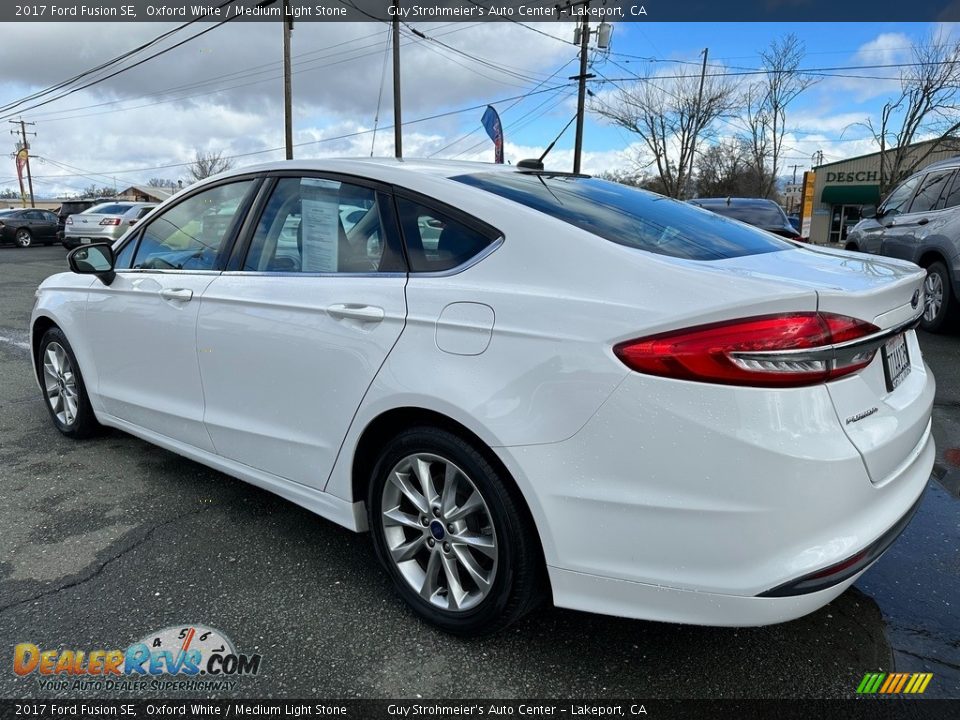 2017 Ford Fusion SE Oxford White / Medium Light Stone Photo #4