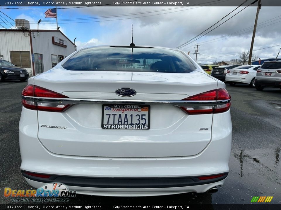 2017 Ford Fusion SE Oxford White / Medium Light Stone Photo #5