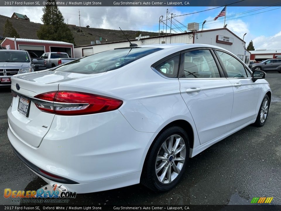 2017 Ford Fusion SE Oxford White / Medium Light Stone Photo #6