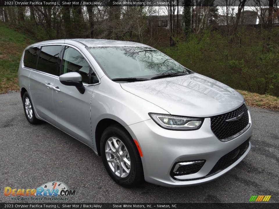 Front 3/4 View of 2023 Chrysler Pacifica Touring L Photo #4