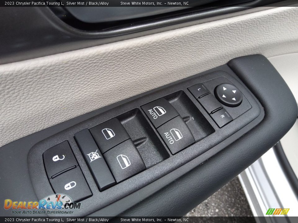 Controls of 2023 Chrysler Pacifica Touring L Photo #11