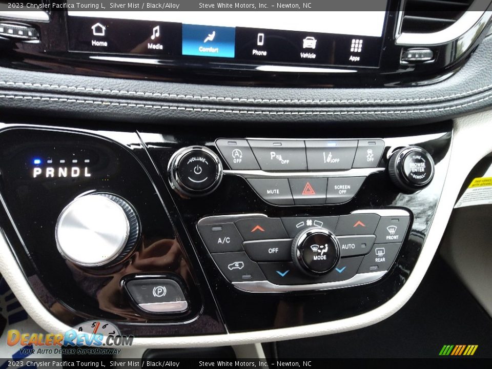 Controls of 2023 Chrysler Pacifica Touring L Photo #25