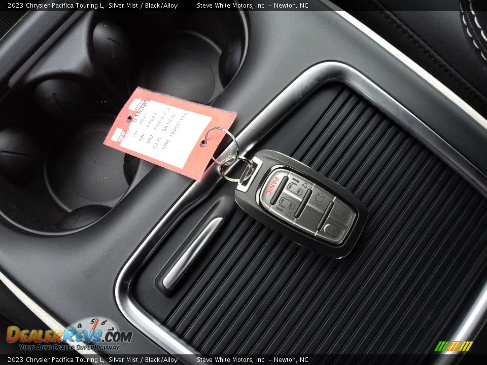 Keys of 2023 Chrysler Pacifica Touring L Photo #30