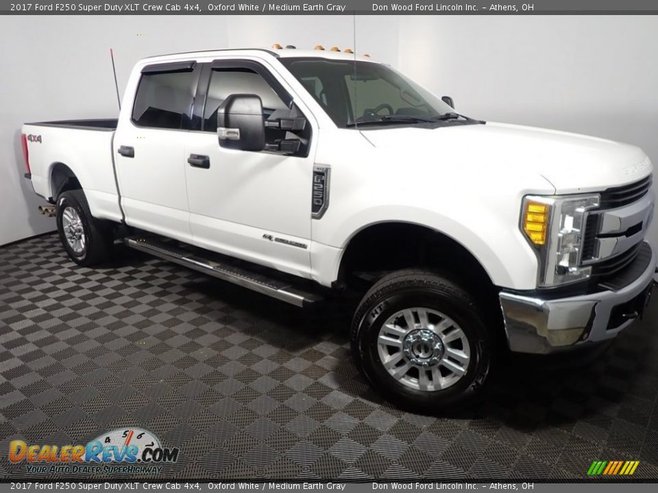 2017 Ford F250 Super Duty XLT Crew Cab 4x4 Oxford White / Medium Earth Gray Photo #3