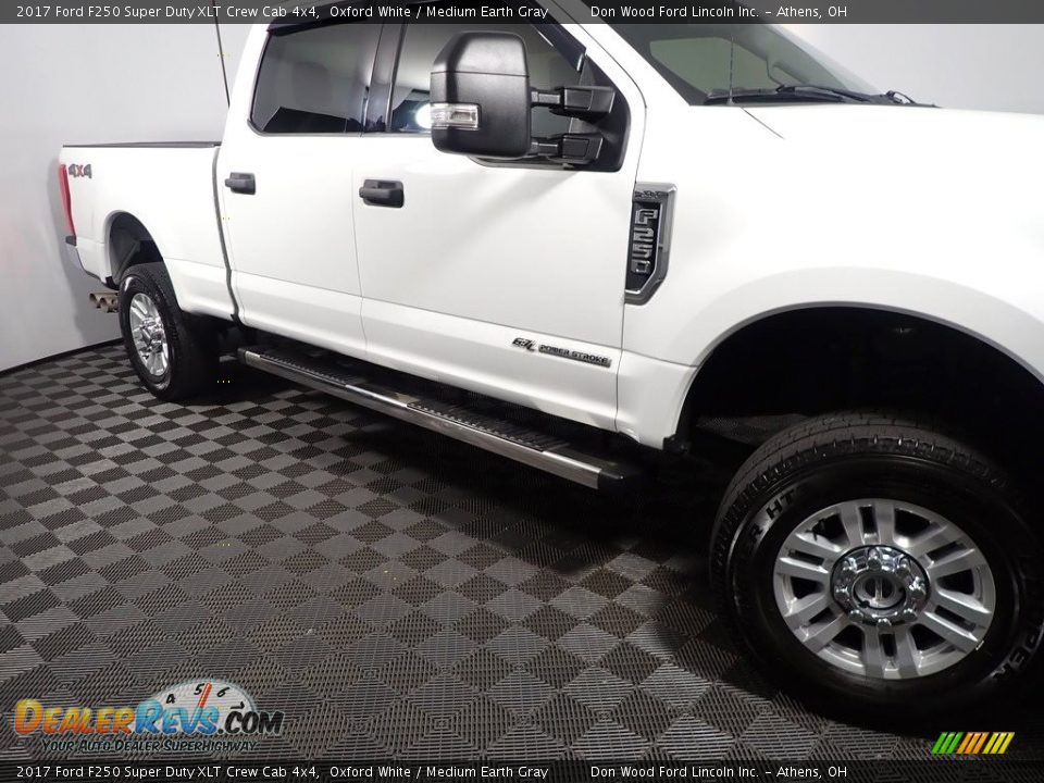 2017 Ford F250 Super Duty XLT Crew Cab 4x4 Oxford White / Medium Earth Gray Photo #4