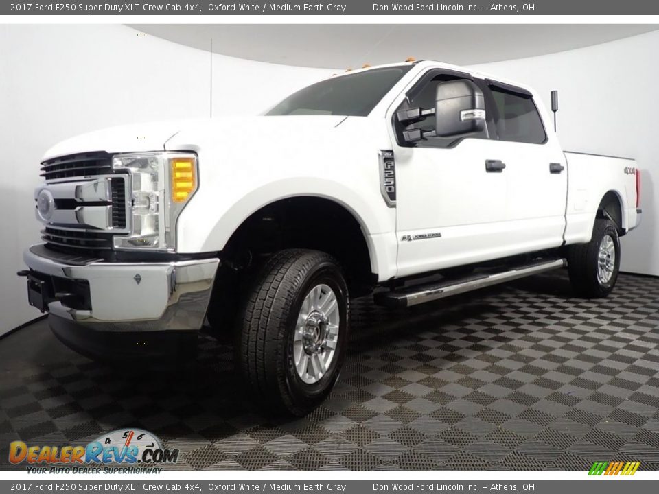 2017 Ford F250 Super Duty XLT Crew Cab 4x4 Oxford White / Medium Earth Gray Photo #8