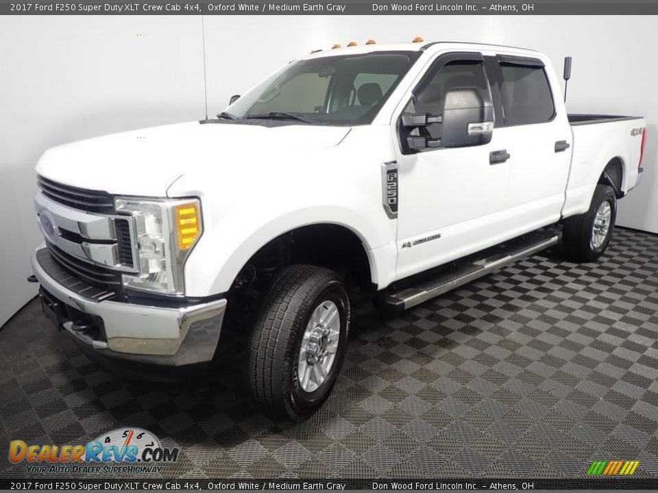 2017 Ford F250 Super Duty XLT Crew Cab 4x4 Oxford White / Medium Earth Gray Photo #9