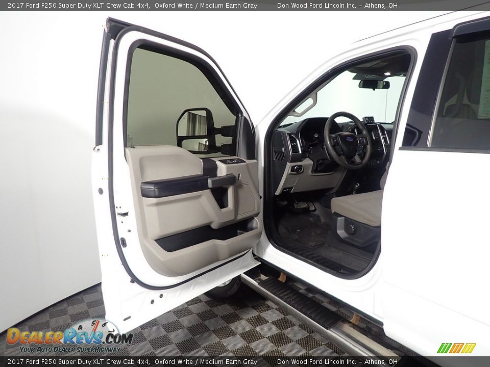 2017 Ford F250 Super Duty XLT Crew Cab 4x4 Oxford White / Medium Earth Gray Photo #17