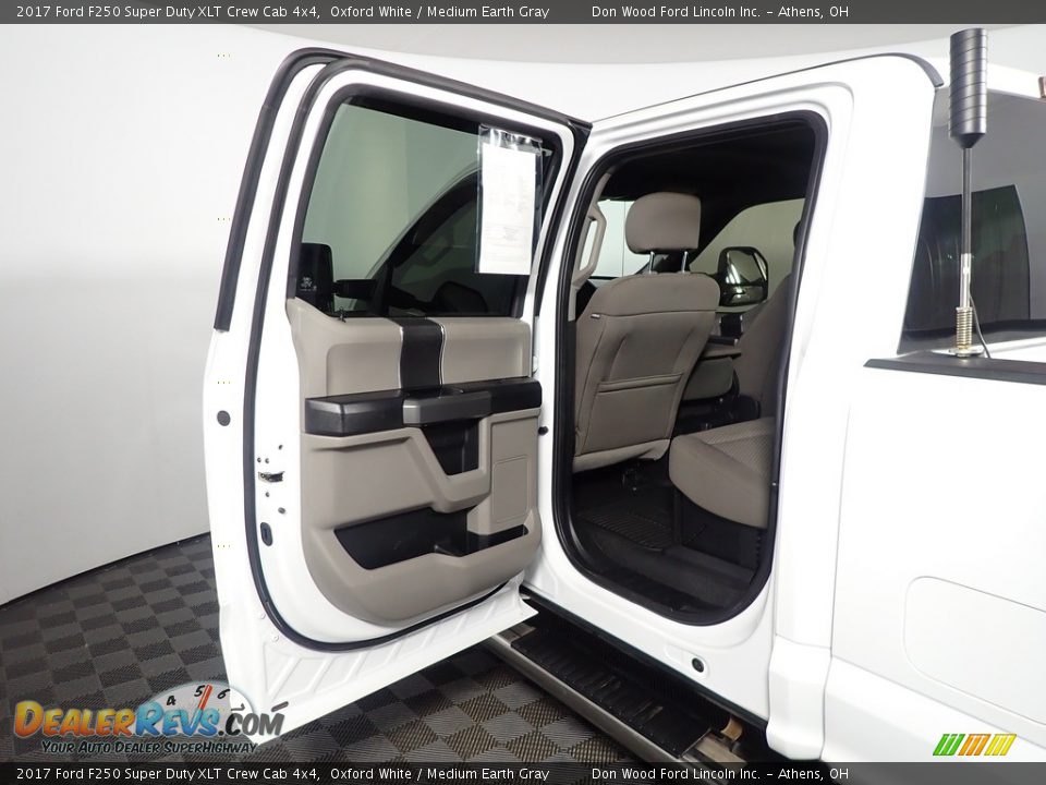 2017 Ford F250 Super Duty XLT Crew Cab 4x4 Oxford White / Medium Earth Gray Photo #30
