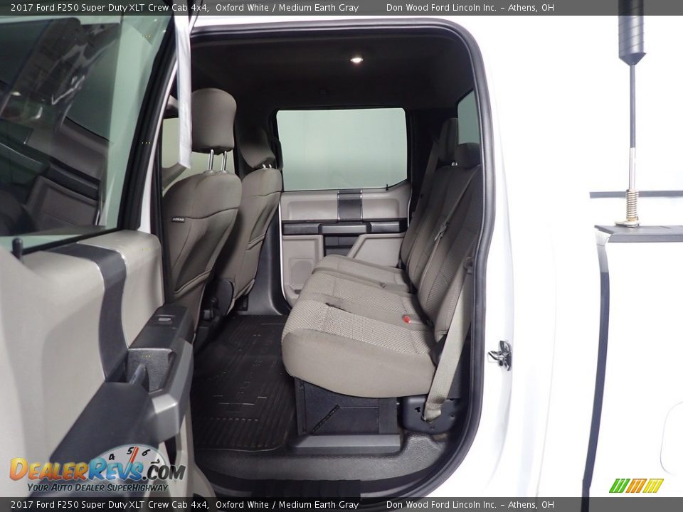 2017 Ford F250 Super Duty XLT Crew Cab 4x4 Oxford White / Medium Earth Gray Photo #31
