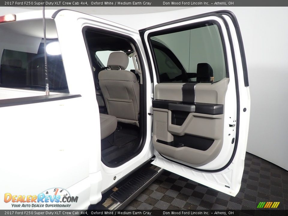 2017 Ford F250 Super Duty XLT Crew Cab 4x4 Oxford White / Medium Earth Gray Photo #32