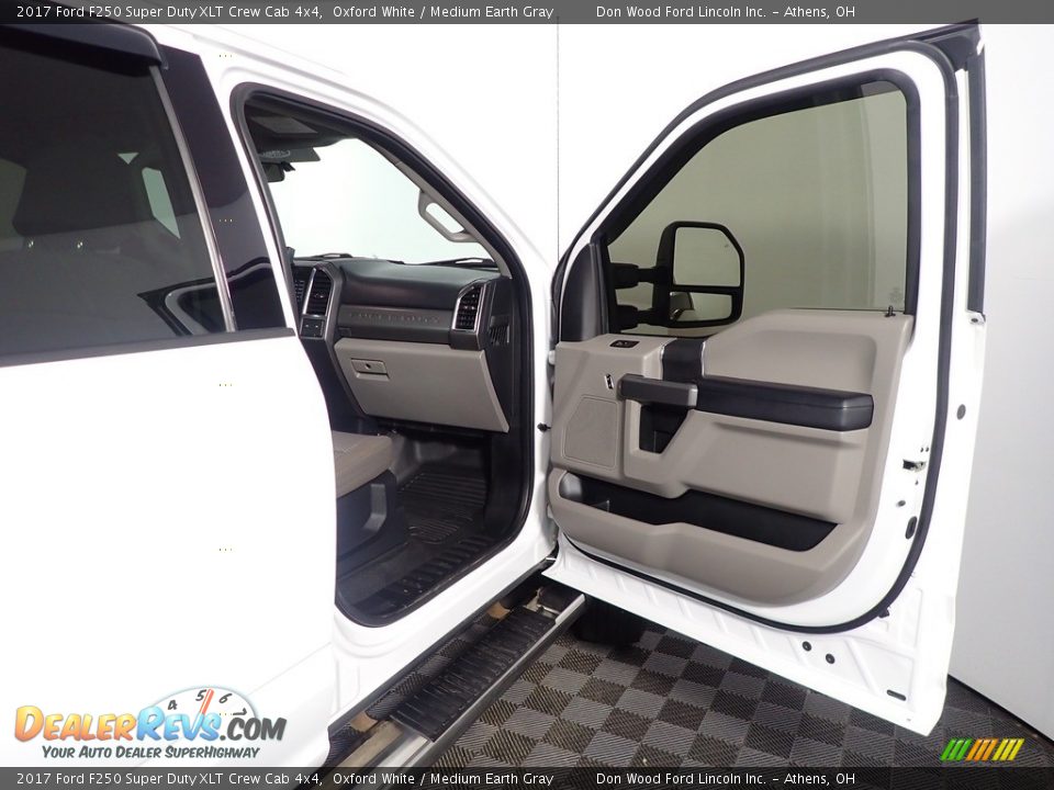 2017 Ford F250 Super Duty XLT Crew Cab 4x4 Oxford White / Medium Earth Gray Photo #34