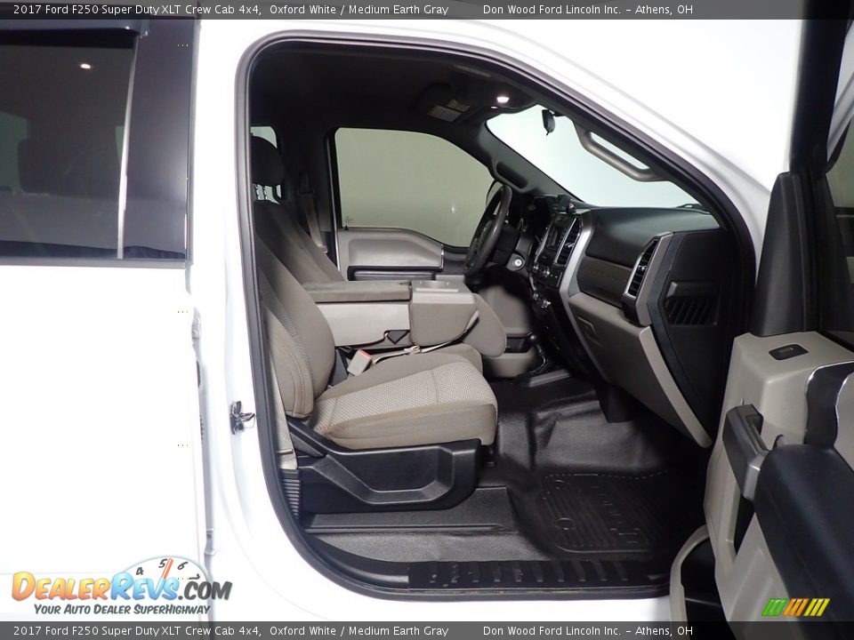 2017 Ford F250 Super Duty XLT Crew Cab 4x4 Oxford White / Medium Earth Gray Photo #35