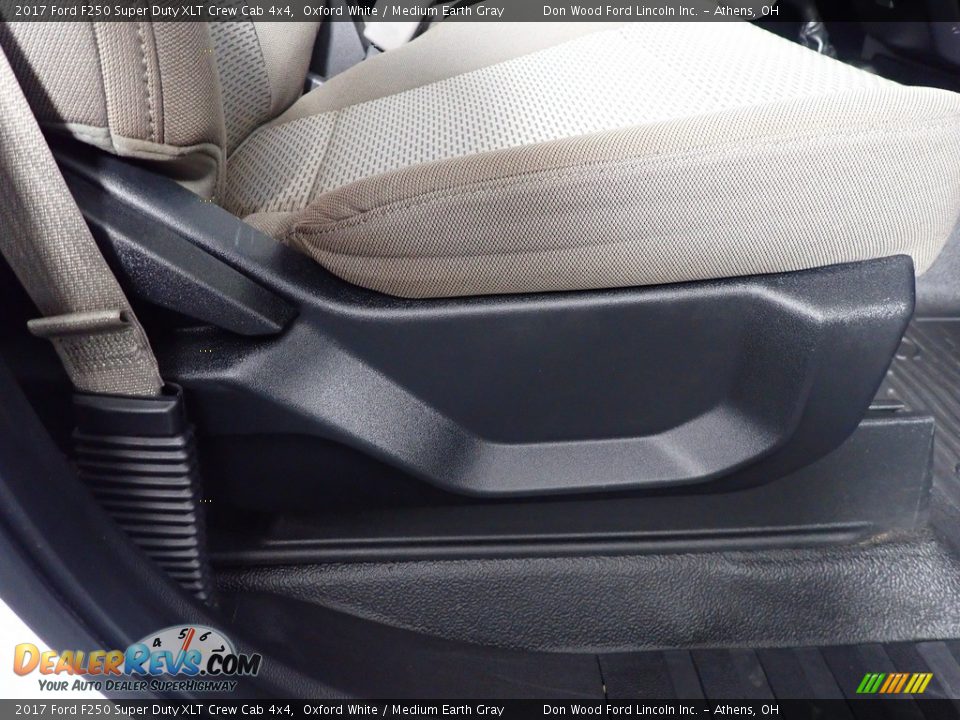 2017 Ford F250 Super Duty XLT Crew Cab 4x4 Oxford White / Medium Earth Gray Photo #36