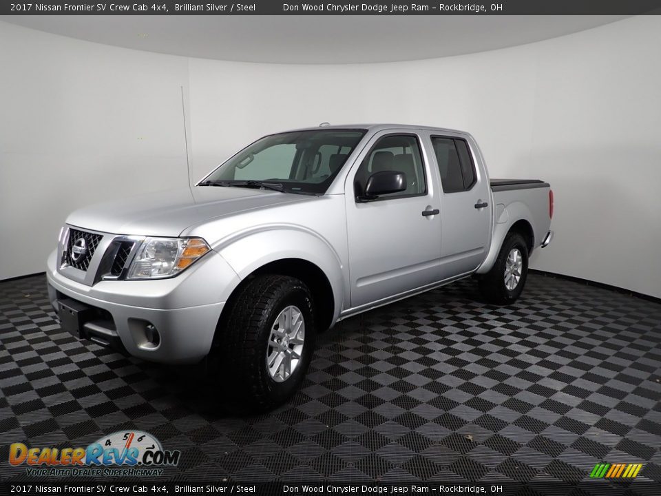 Front 3/4 View of 2017 Nissan Frontier SV Crew Cab 4x4 Photo #4