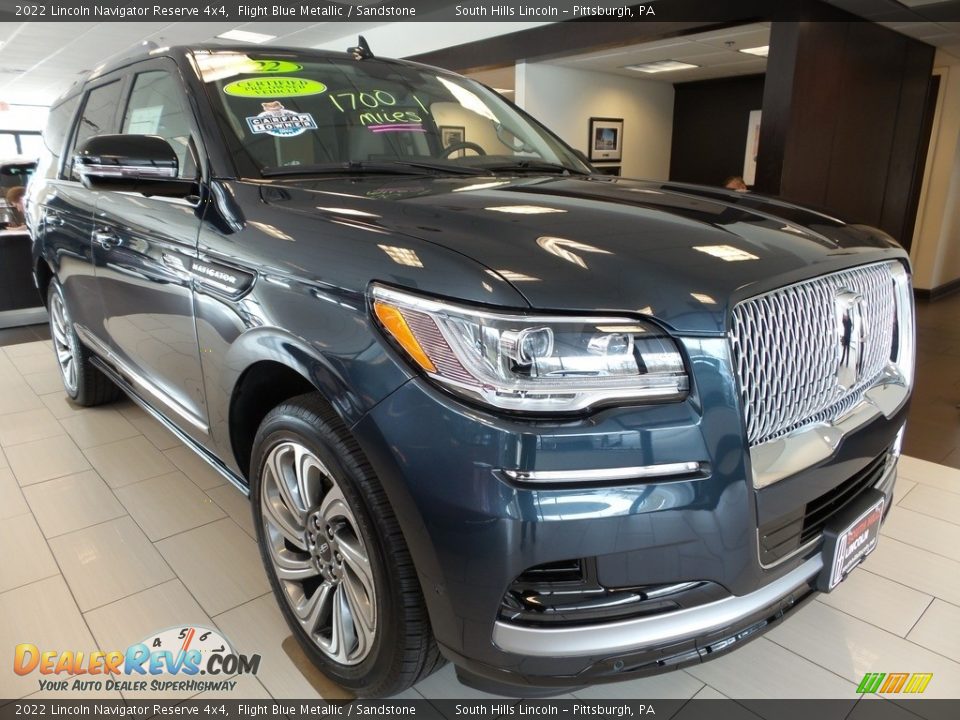 Front 3/4 View of 2022 Lincoln Navigator Reserve 4x4 Photo #5