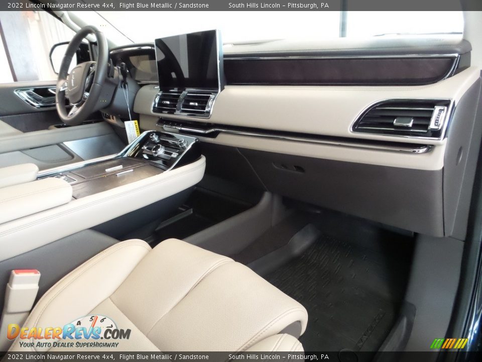 Front Seat of 2022 Lincoln Navigator Reserve 4x4 Photo #9