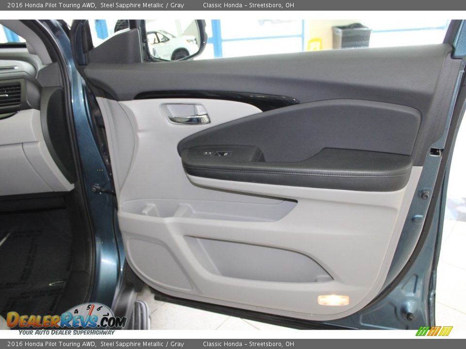 Door Panel of 2016 Honda Pilot Touring AWD Photo #14