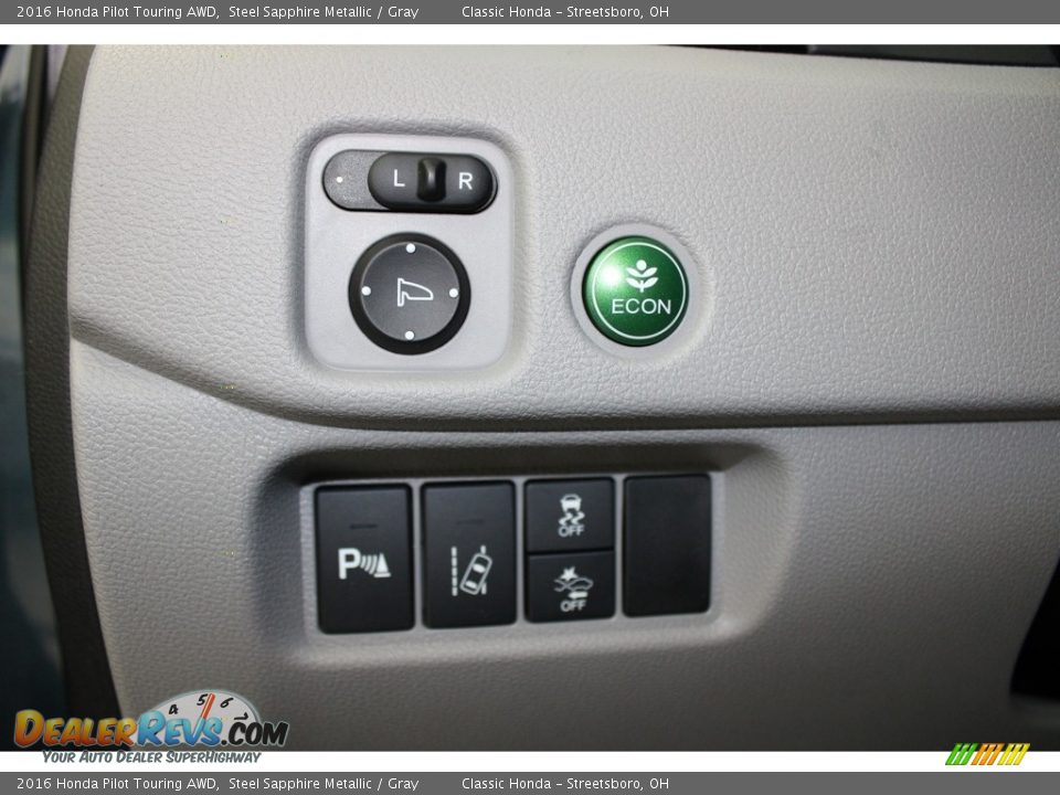 Controls of 2016 Honda Pilot Touring AWD Photo #30