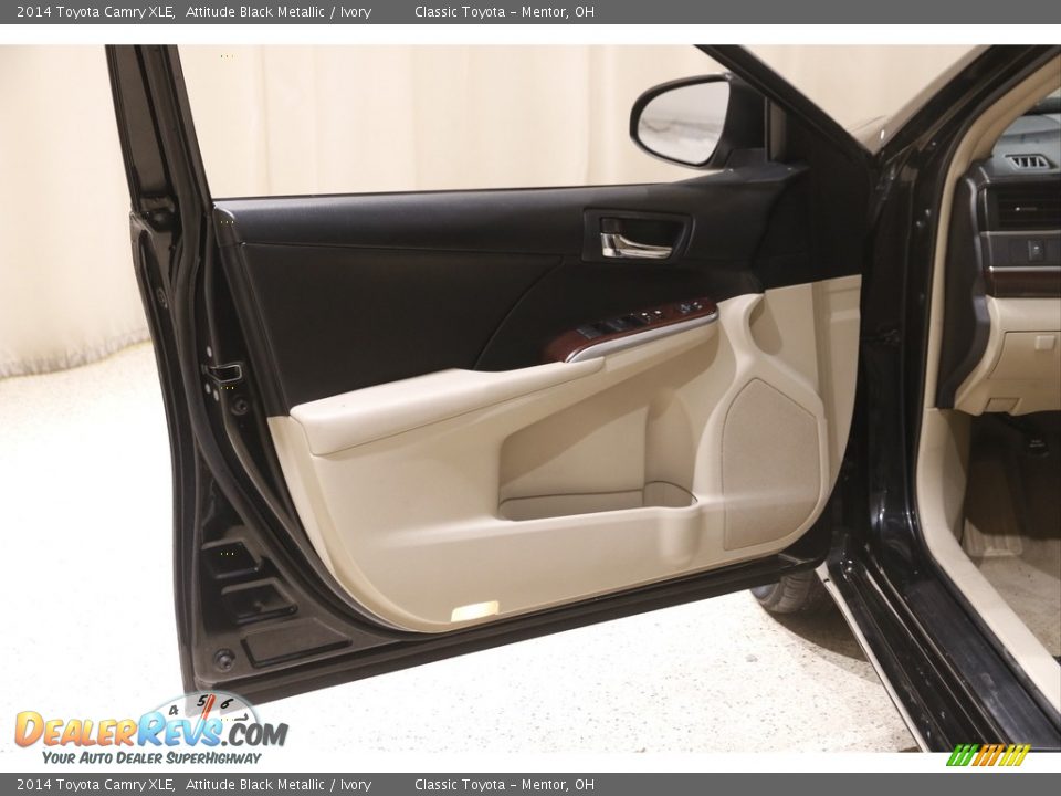 2014 Toyota Camry XLE Attitude Black Metallic / Ivory Photo #4