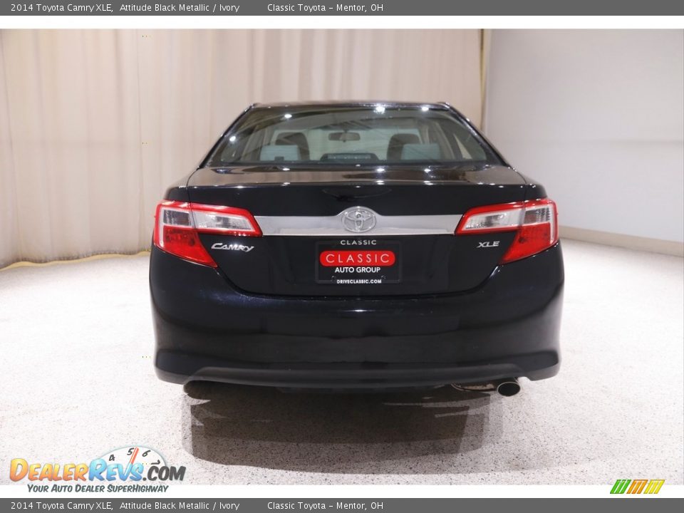 2014 Toyota Camry XLE Attitude Black Metallic / Ivory Photo #18