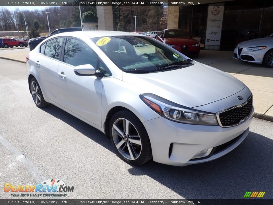 Front 3/4 View of 2017 Kia Forte EX Photo #2