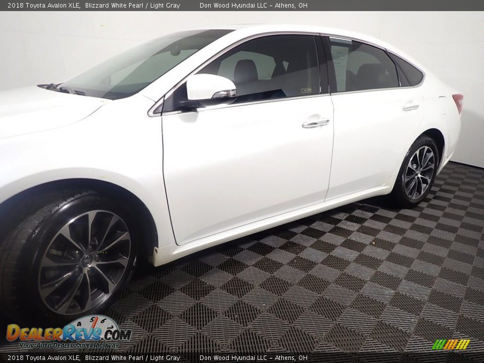 2018 Toyota Avalon XLE Blizzard White Pearl / Light Gray Photo #10
