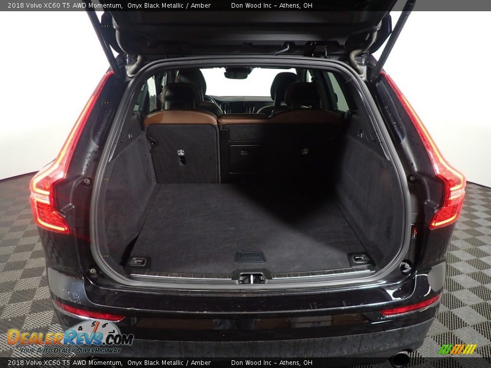 2018 Volvo XC60 T5 AWD Momentum Onyx Black Metallic / Amber Photo #16