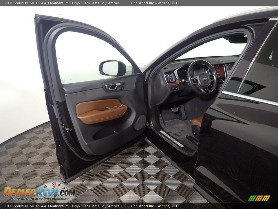 2018 Volvo XC60 T5 AWD Momentum Onyx Black Metallic / Amber Photo #19
