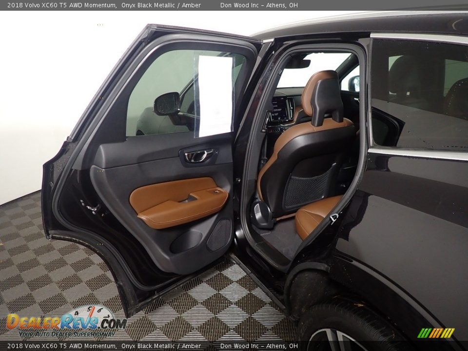 2018 Volvo XC60 T5 AWD Momentum Onyx Black Metallic / Amber Photo #33